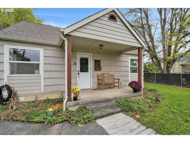a view of a house with backyard and garden