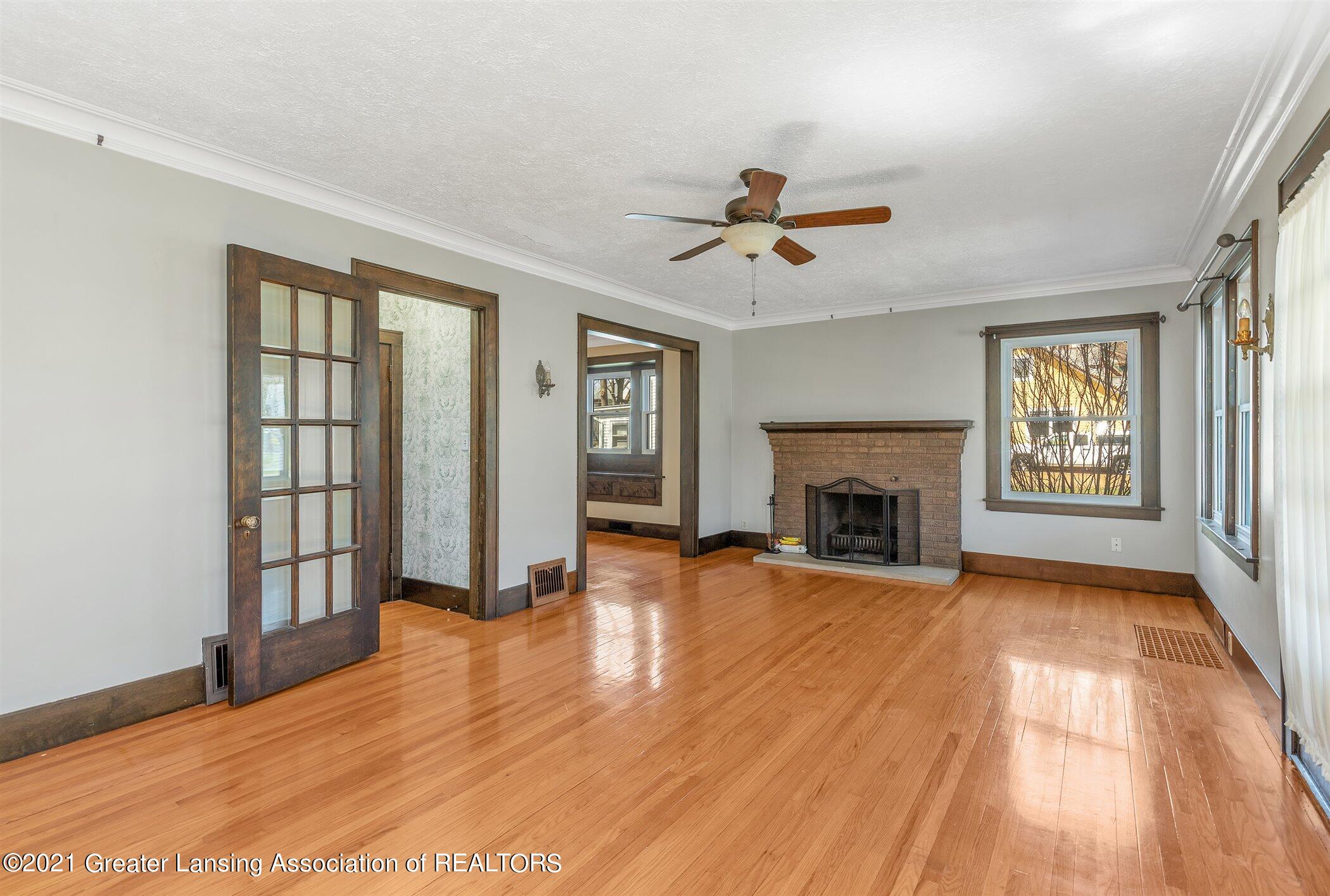 1515 Osborn Road Lansing, MI 48915 - Photo 10 of 32 Living Room