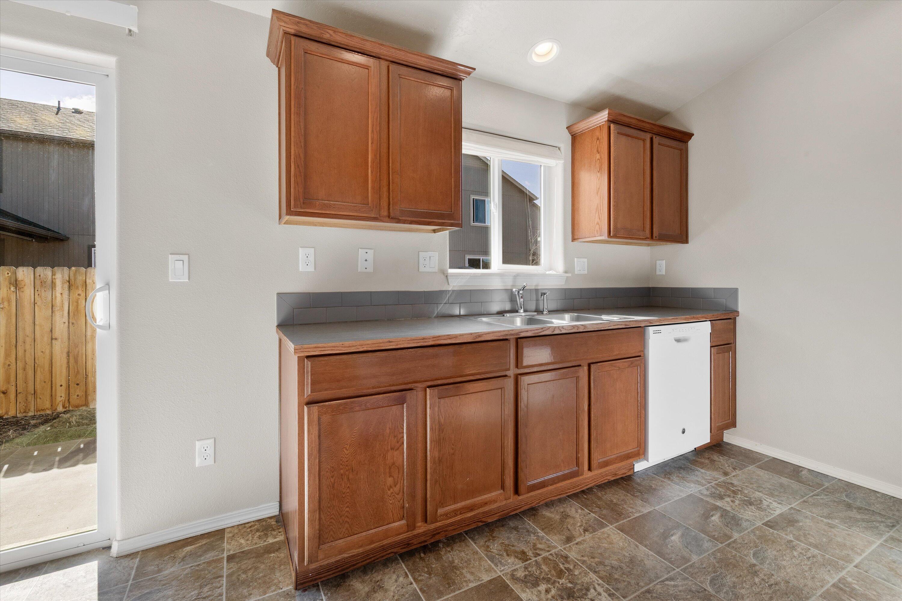 61803 Southeast Rolo Court Bend, OR 97702 - Photo 9 of 23 Kitchen