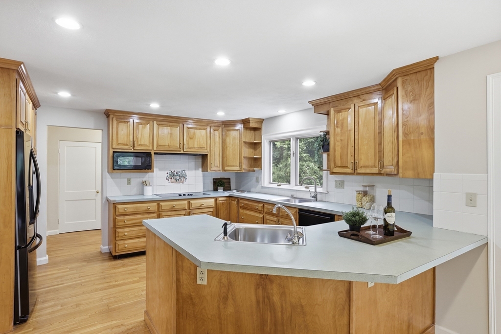 106 Concord Road Bedford, MA 01730 - Photo 8 of 38