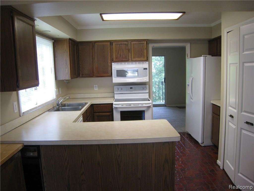 908 Ravine Terrace Rochester, MI 48307 - Photo 4 of 22