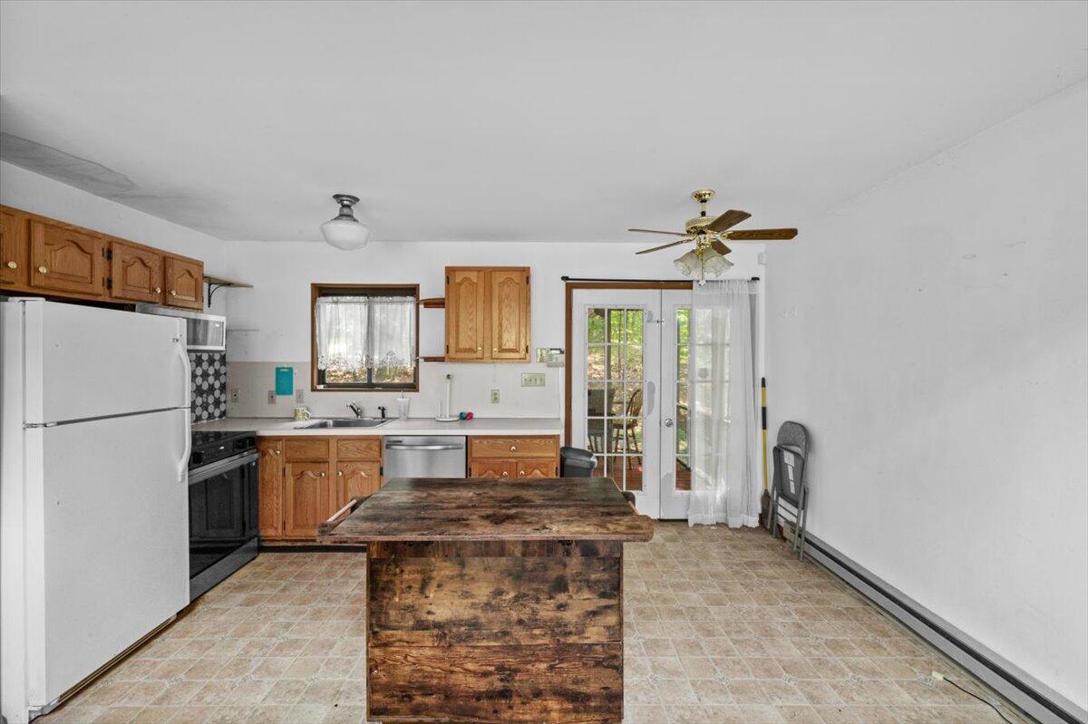 117 Manchester Drive Bushkill, PA 18324 - Photo 13 of 33 a kitchen with a stove a refrigerator and a stove top oven