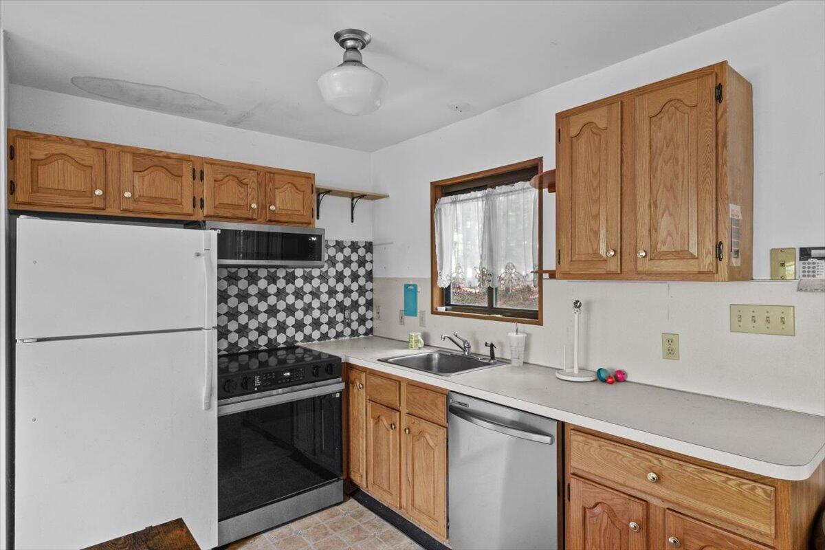117 Manchester Drive Bushkill, PA 18324 - Photo 14 of 33 a kitchen with a refrigerator and a sink