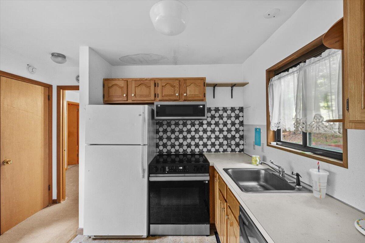 117 Manchester Drive Bushkill, PA 18324 - Photo 16 of 33 a kitchen with a refrigerator and a sink