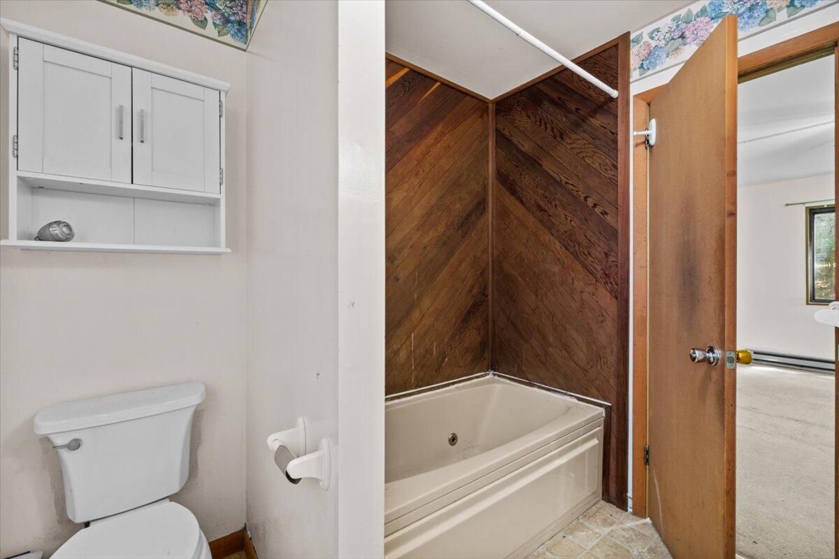 117 Manchester Drive Bushkill, PA 18324 - Photo 23 of 33 a bathroom with a toilet and a bathtub