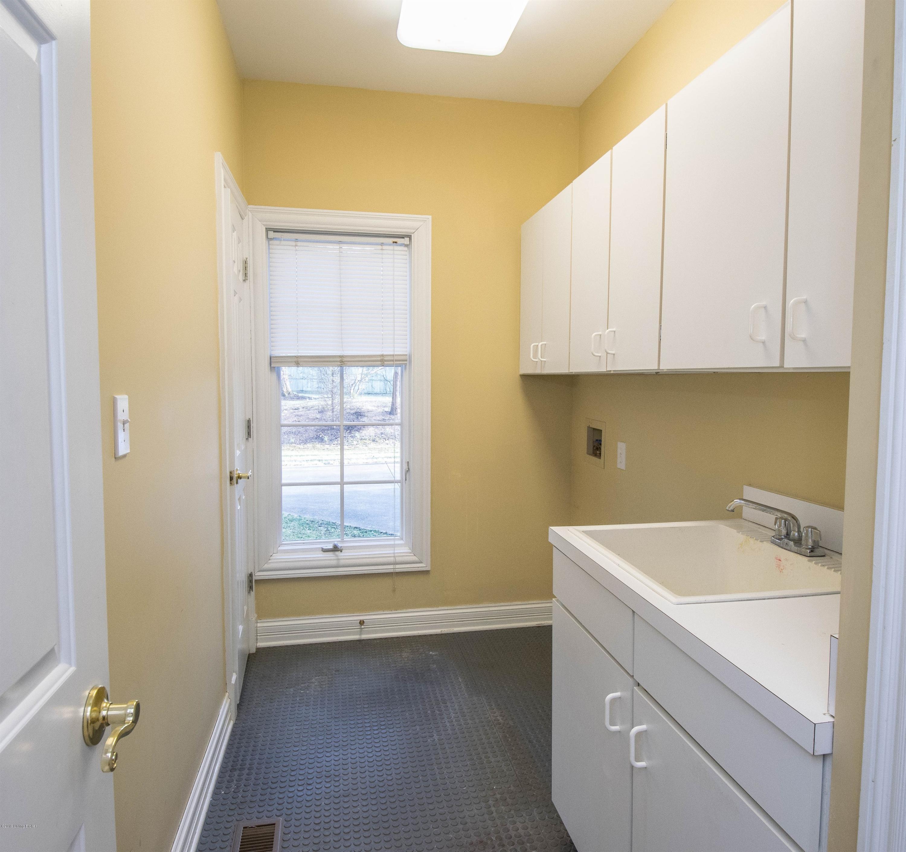 7 Anchorage Pointe Anchorage, KY 40223 - Photo 29 of 62 028_Laundry