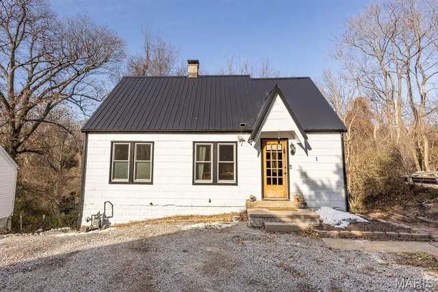 $129,900 | 1 Cedar Hill Street, Belleville, IL 62223