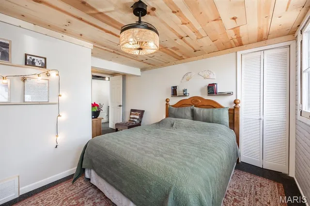 $129,900 | 1 Cedar Hill Street, Belleville, IL 62223