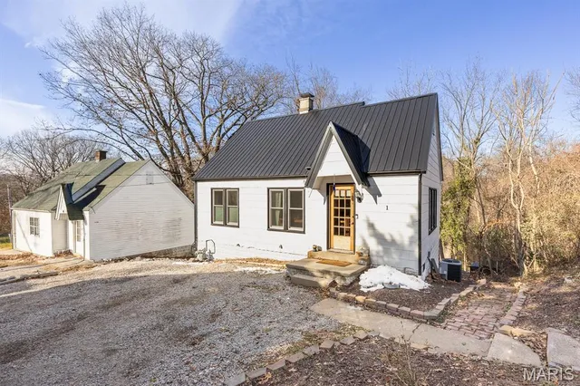 $129,900 | 1 Cedar Hill Street, Belleville, IL 62223