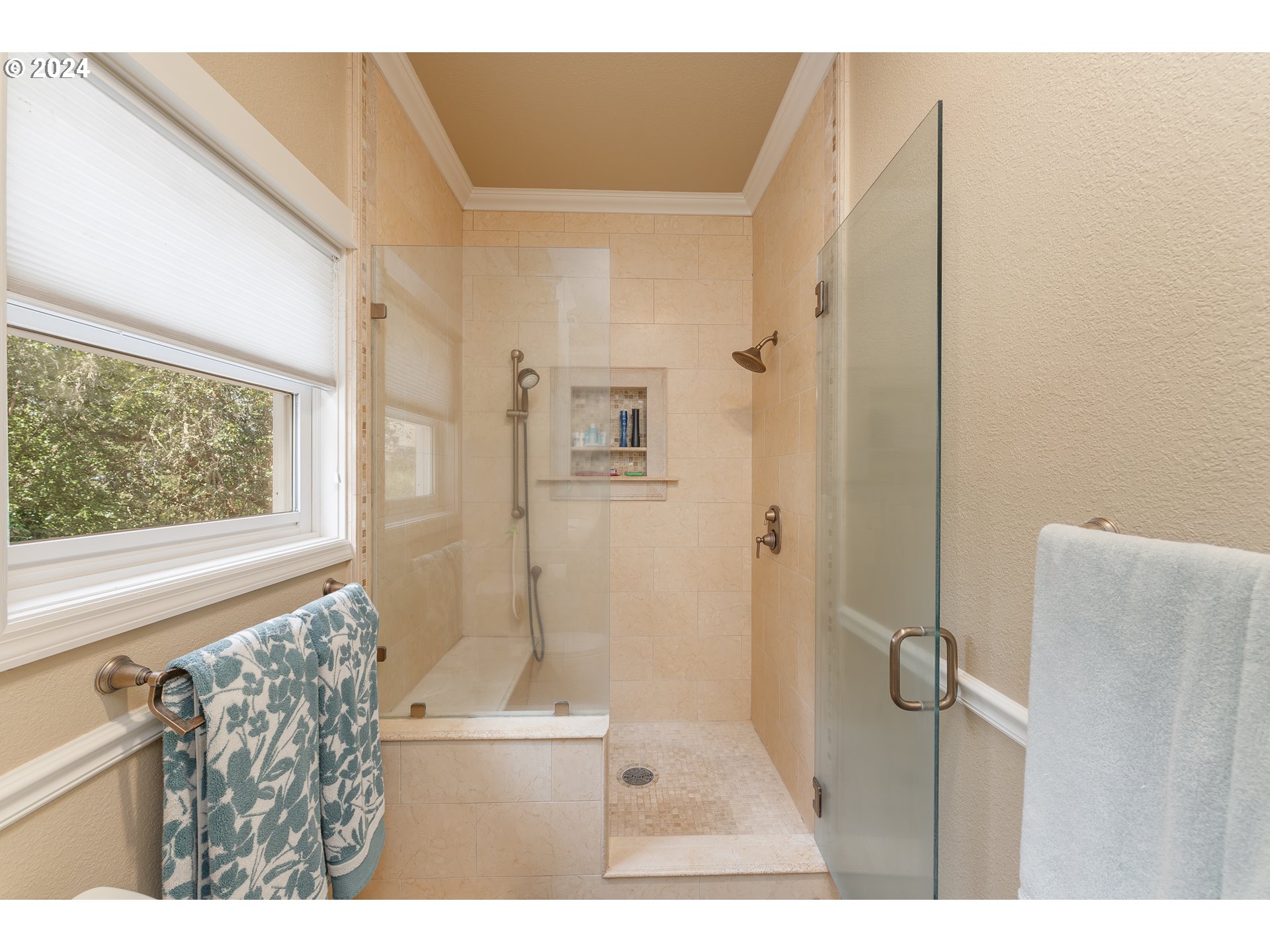 380 Southeast Summit Drive Roseburg, OR 97470 - Photo 16 of 33 Owner's Suite Bathroom