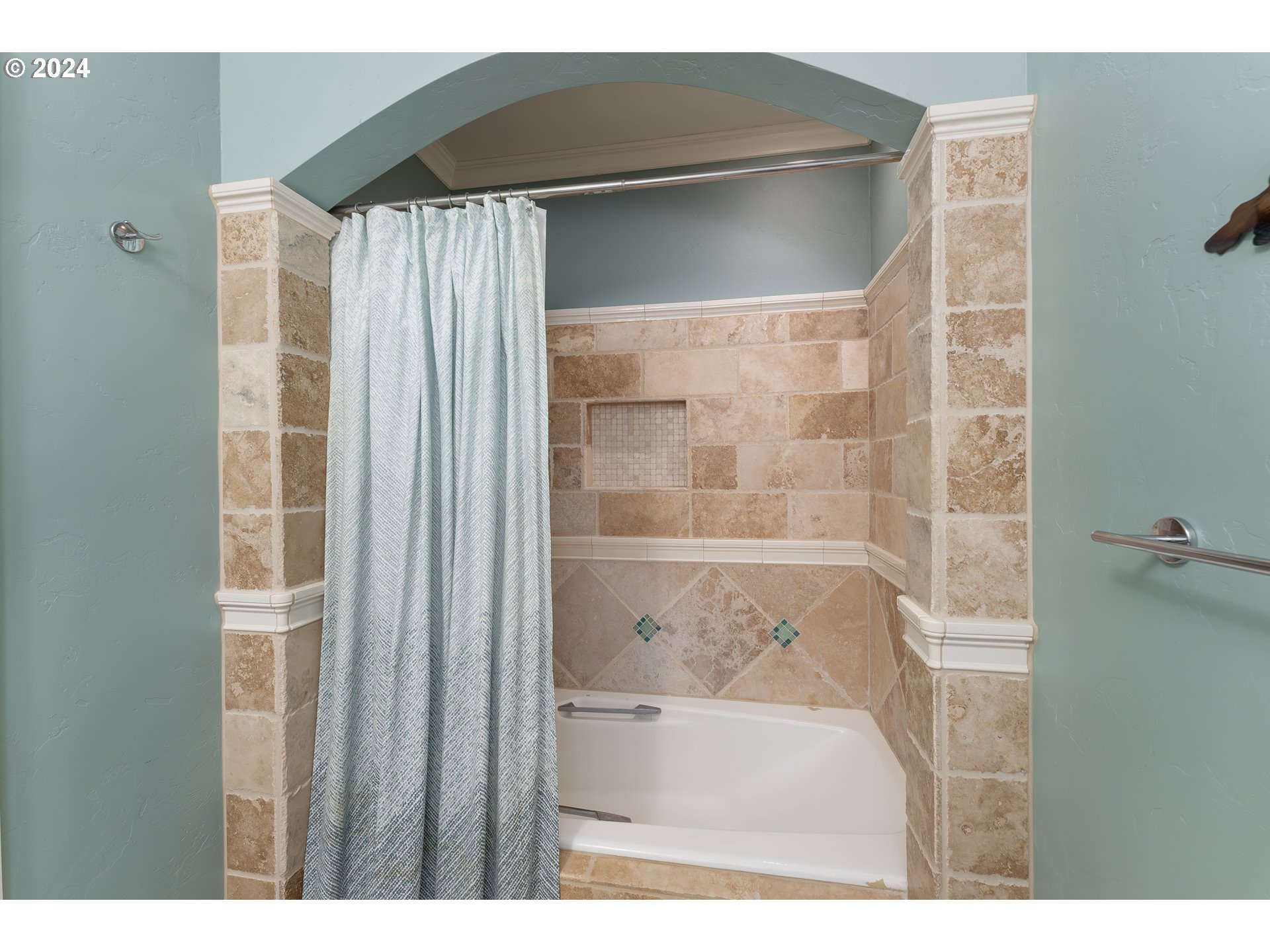 380 Southeast Summit Drive Roseburg, OR 97470 - Photo 20 of 33 Bathroom