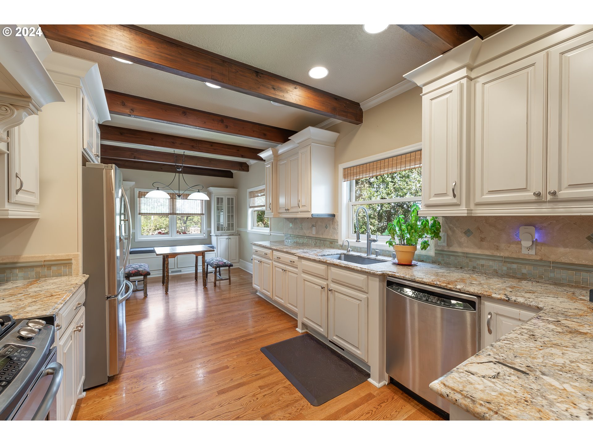 380 Southeast Summit Drive Roseburg, OR 97470 - Photo 6 of 33 Kitchen