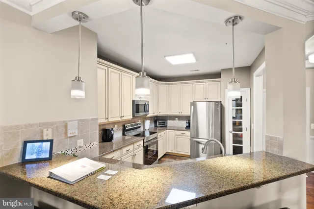 $464,900 | 15251 Royal Crest Drive, Unit 103, Haymarket, VA 20169