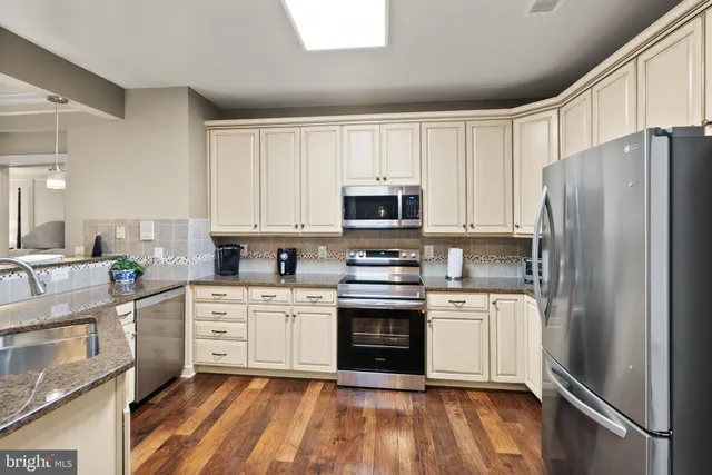 $464,900 | 15251 Royal Crest Drive, Unit 103, Haymarket, VA 20169