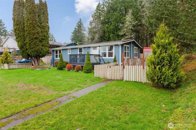 a view of a yard in front of house