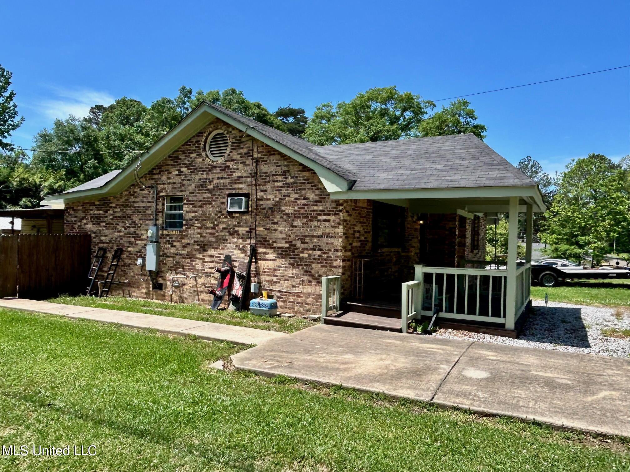 309 College Street Carthage, MS 39051 - Photo 2 of 37 IMG_1341