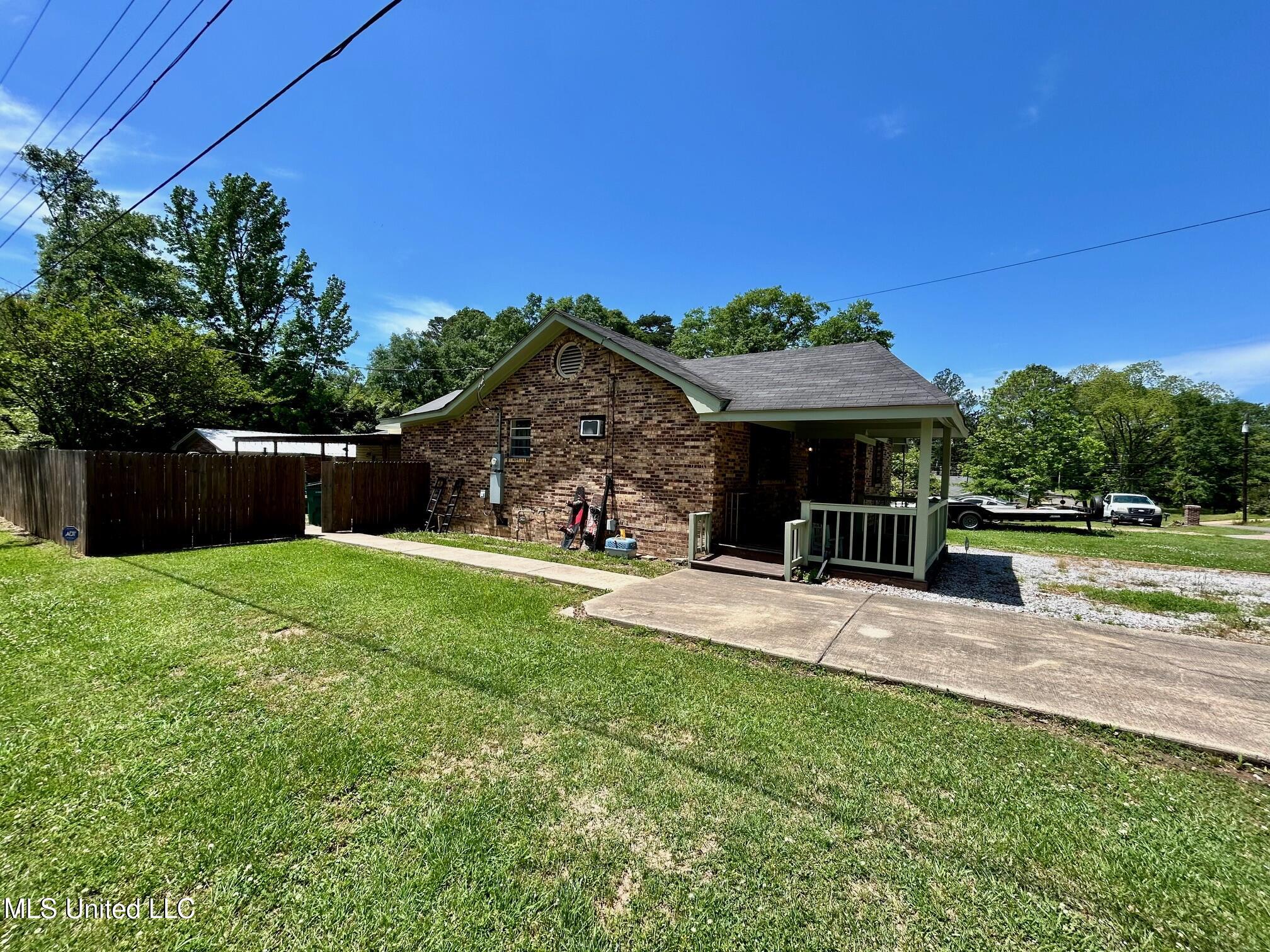 309 College Street Carthage, MS 39051 - Photo 3 of 37 IMG_1342