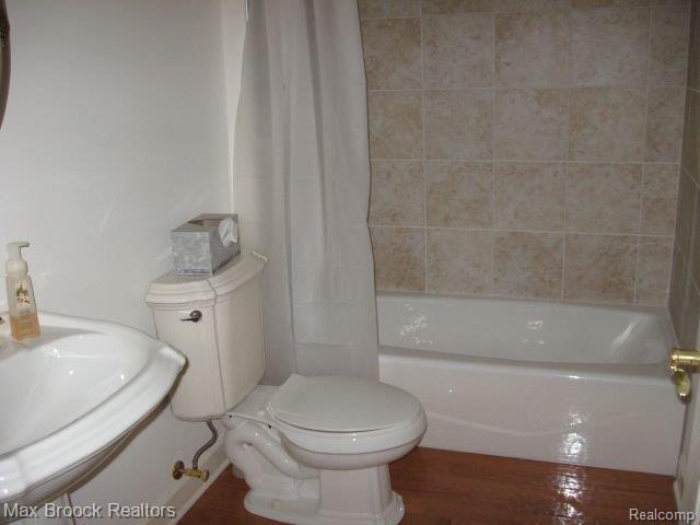 3700 Tremonte Circle, Unit 85 Rochester, MI 48306 - Photo 16 of 18 TREMONTE MAIN BATH.jpg