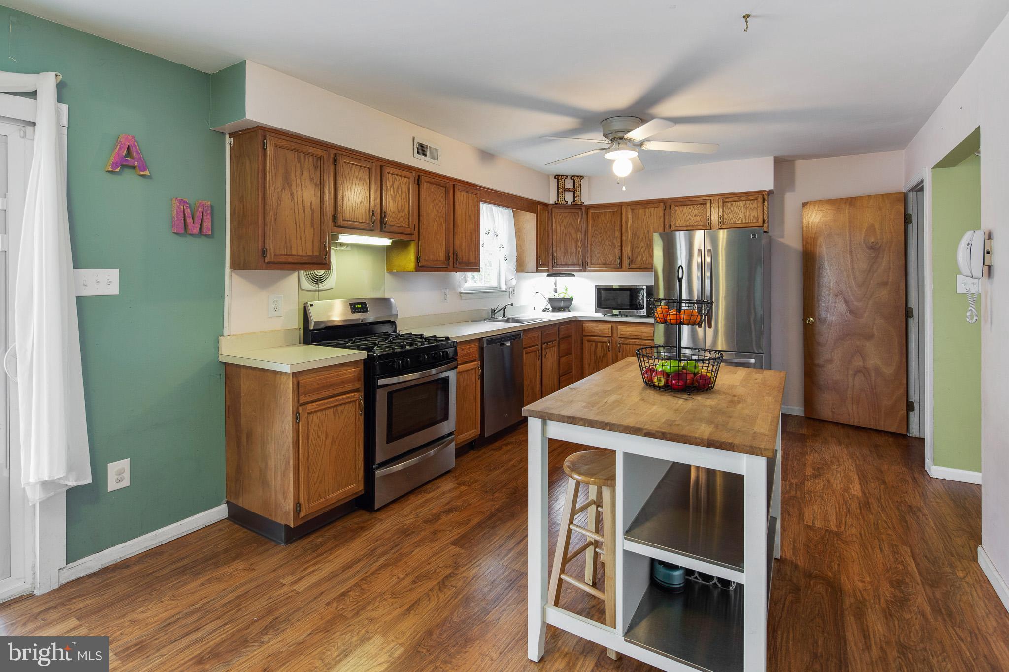 39 Winfield Road Sicklerville, NJ 08081 - Photo 3 of 31 Spacious kitchen
