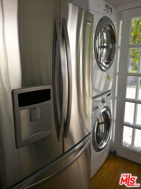 10317 Lauriston Avenue Los Angeles, CA 90025 - Photo 21 of 52 a utility room with dryer and washer