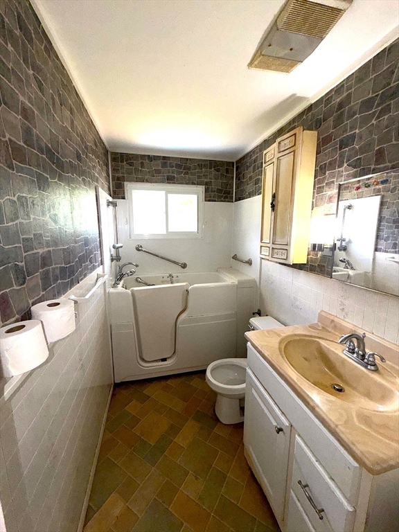 32 Crestmont Street Springfield, MA 01108 - Photo 10 of 34