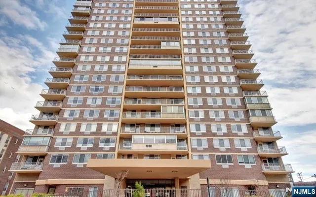 $229,900 | 2150 Center, Unit 6F, Fort Lee, NJ 07024