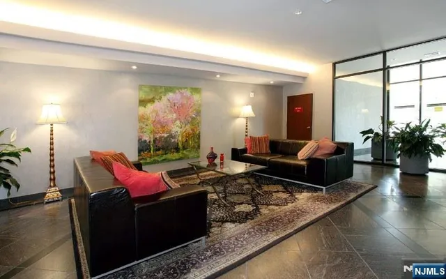 $229,900 | 2150 Center, Unit 6F, Fort Lee, NJ 07024