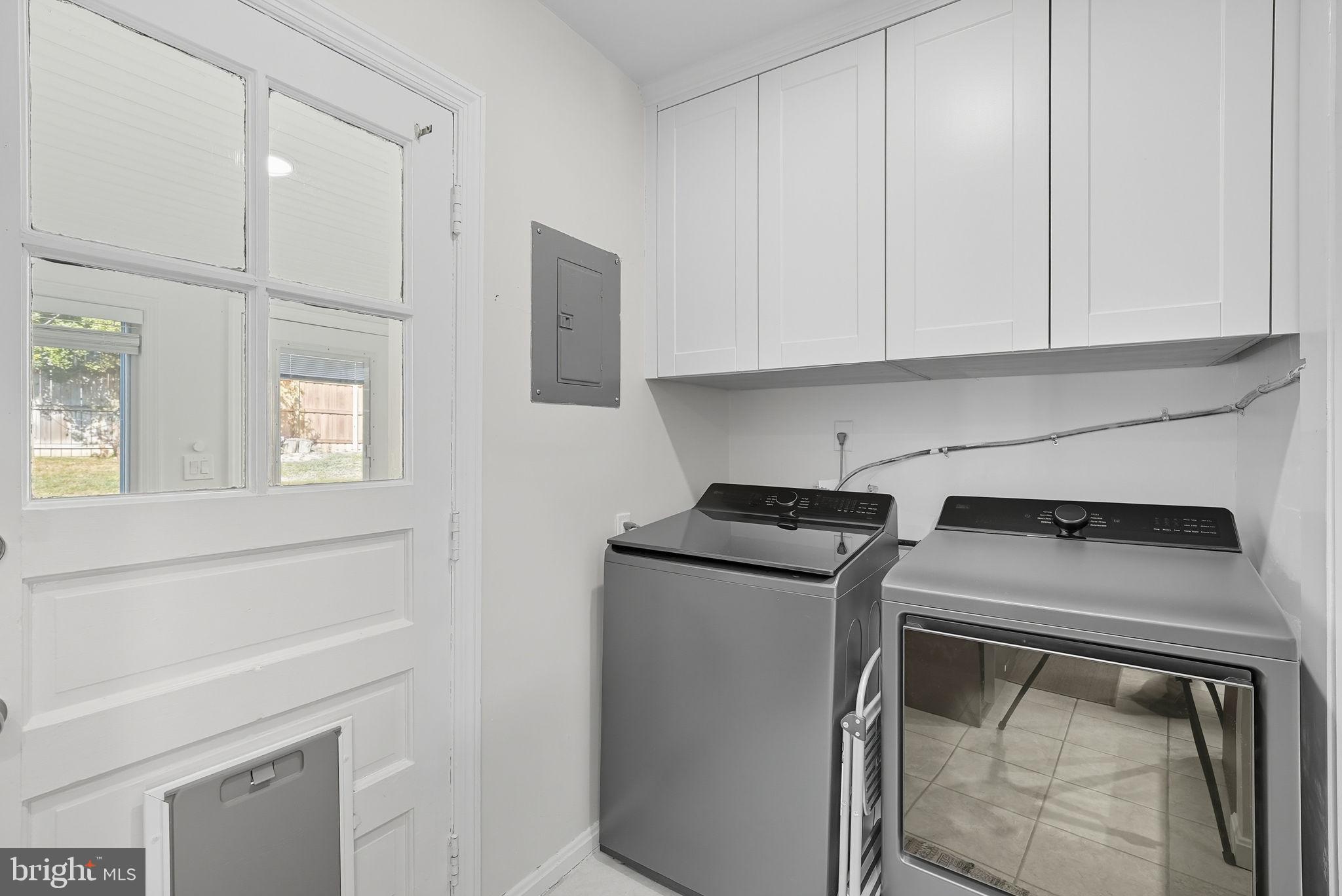 2632 North Sycamore Street Arlington, VA 22207 - Photo 11 of 26 a utility room with dryer and washer