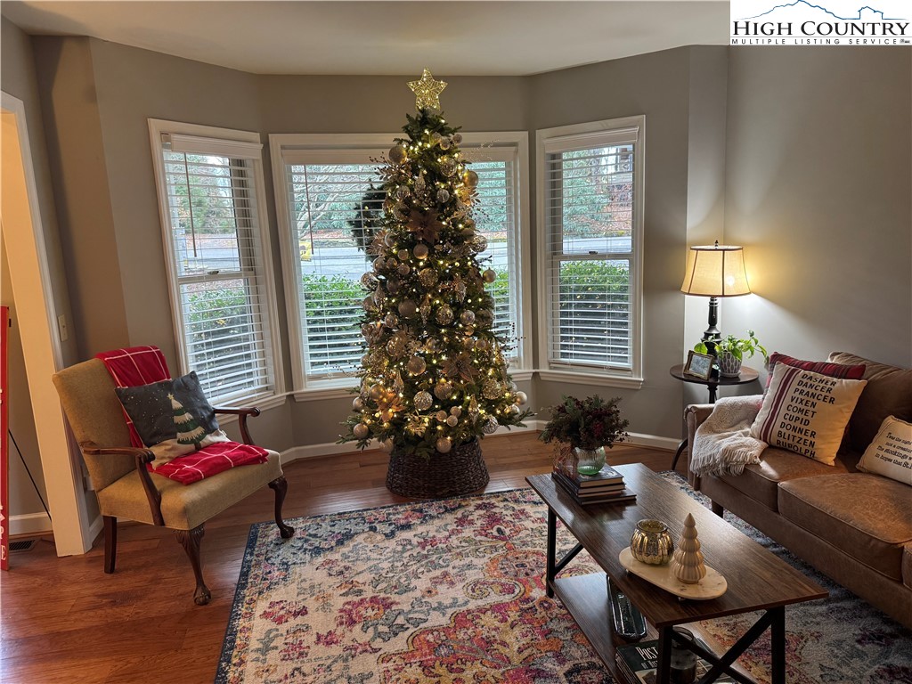 387 Tarry Acres Circle Blowing Rock, NC 28605 - Photo 7 of 41 a living room with furniture and a potted plant