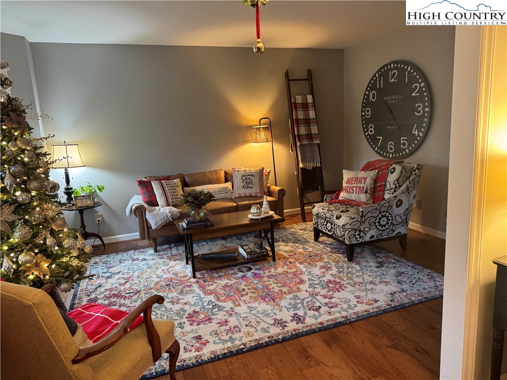 387 Tarry Acres Circle Blowing Rock, NC 28605 - Photo 8 of 41 a living room with furniture and a mirror