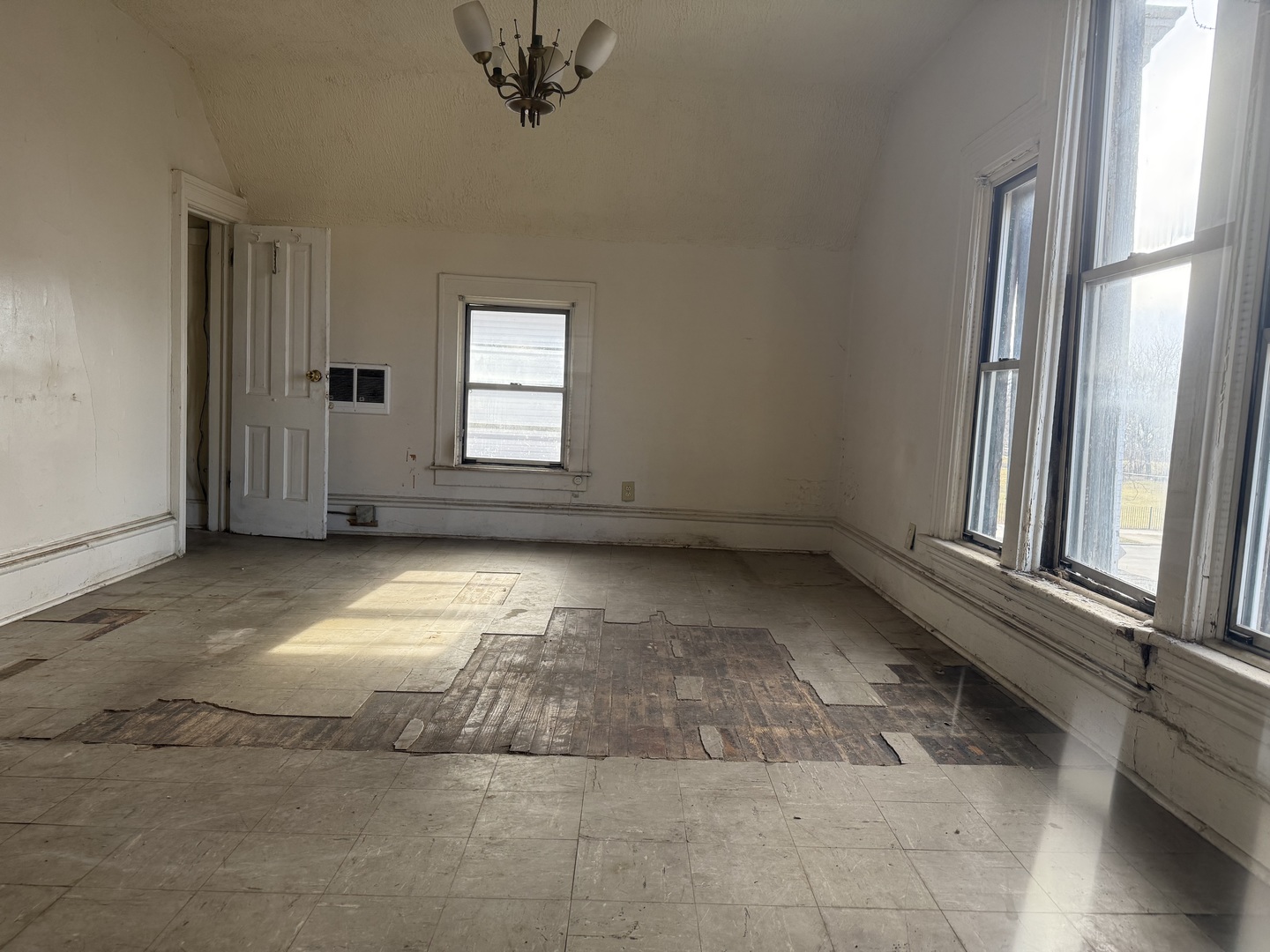 6951 South Princeton Avenue Chicago, IL 60621 - Photo 11 of 25 an empty room with windows