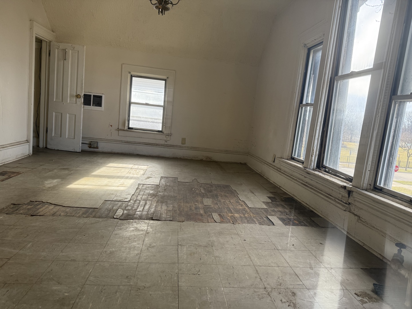 6951 South Princeton Avenue Chicago, IL 60621 - Photo 10 of 25 an empty room with windows