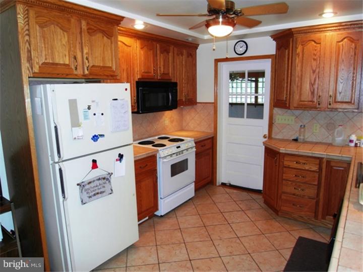 2545 Hill Road Reading, PA 19606 - Photo 4 of 25