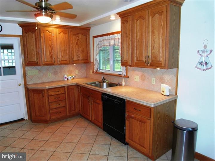 2545 Hill Road Reading, PA 19606 - Photo 5 of 25