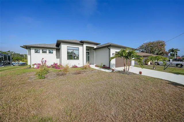 a view of a house with backyard and trees