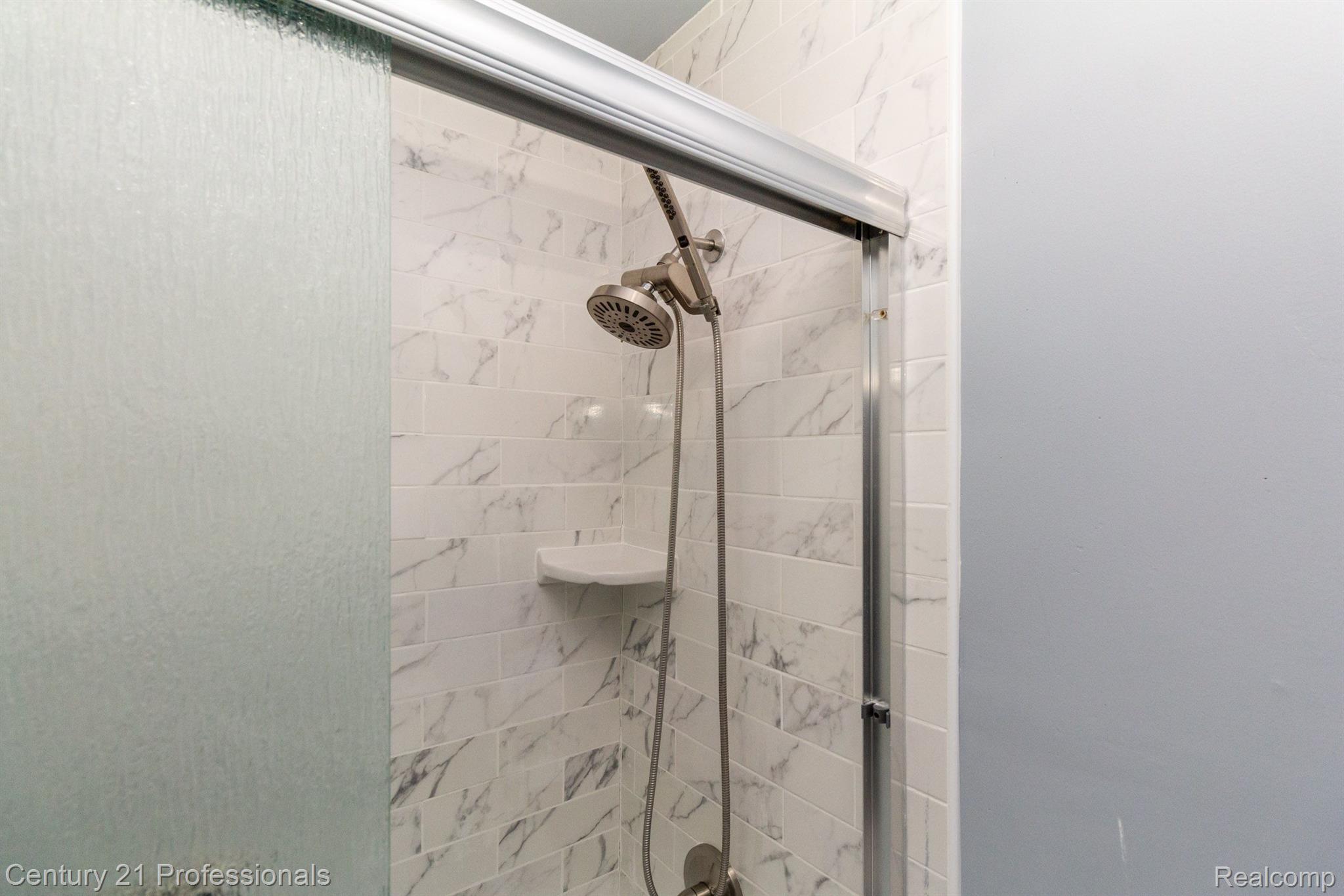 2226 Warrington Road Rochester, MI 48307 - Photo 19 of 39 Gallery Image 19