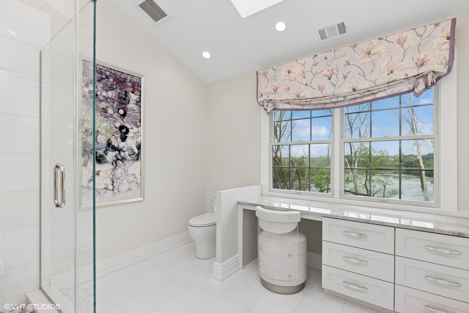 37 Harborside Way Hawthorn Woods, IL 60047 - Photo 14 of 28 a bathroom with a bathtub sink and toilet