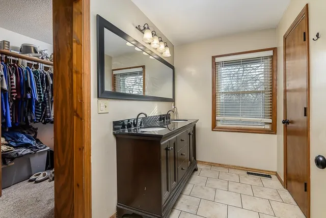 $1,200,000 | 16551 Hollingsworth Road, Basehor, KS 66007