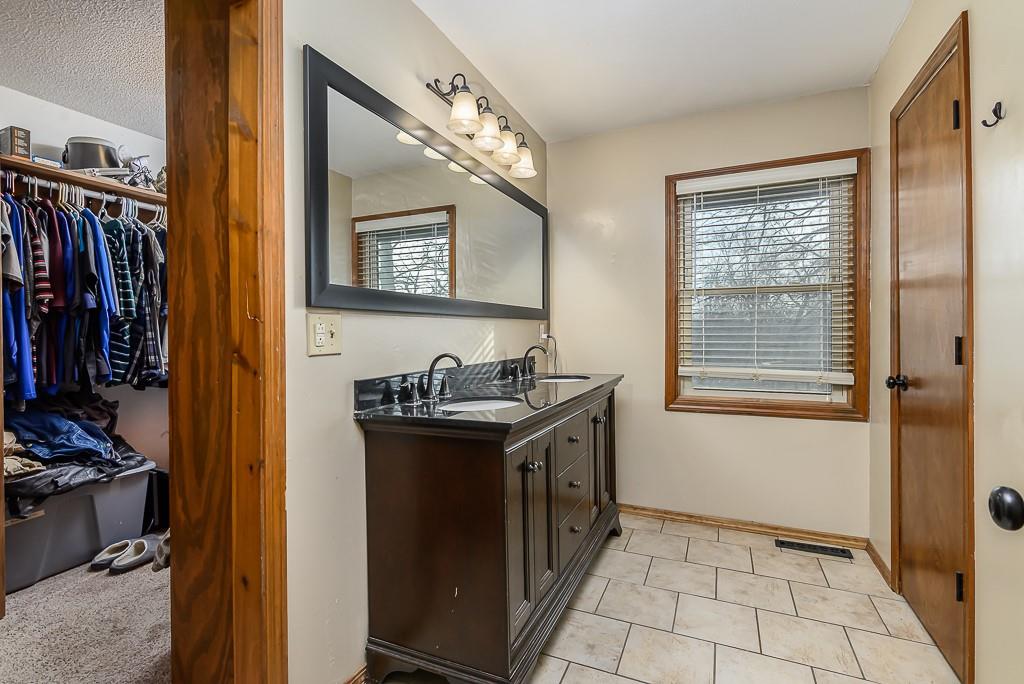 16551 Hollingsworth Road Basehor, KS 66007 - Photo 14 of 45