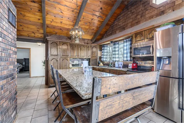 $1,200,000 | 16551 Hollingsworth Road, Basehor, KS 66007