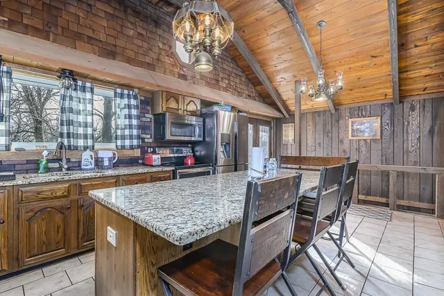 $1,200,000 | 16551 Hollingsworth Road, Basehor, KS 66007