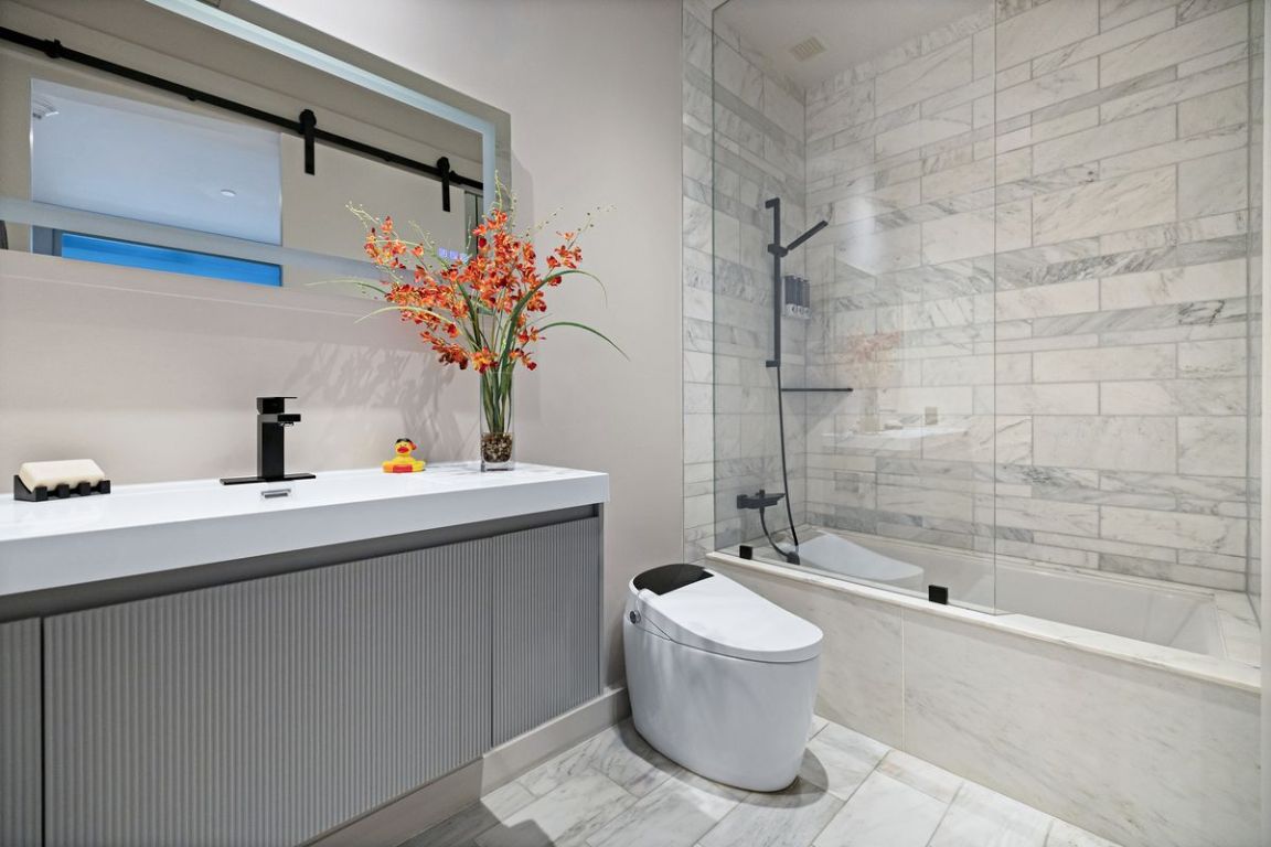 210 Lavaca Street, Unit 2809 Austin, TX 78701 - Photo 14 of 30 Full bathroom with tiled shower / bath combo and vanity