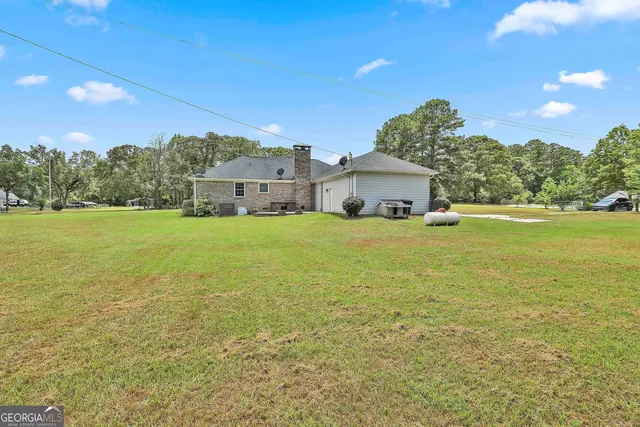 a view of a house with a big yard