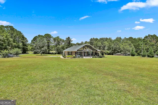 a view of a house with a yard