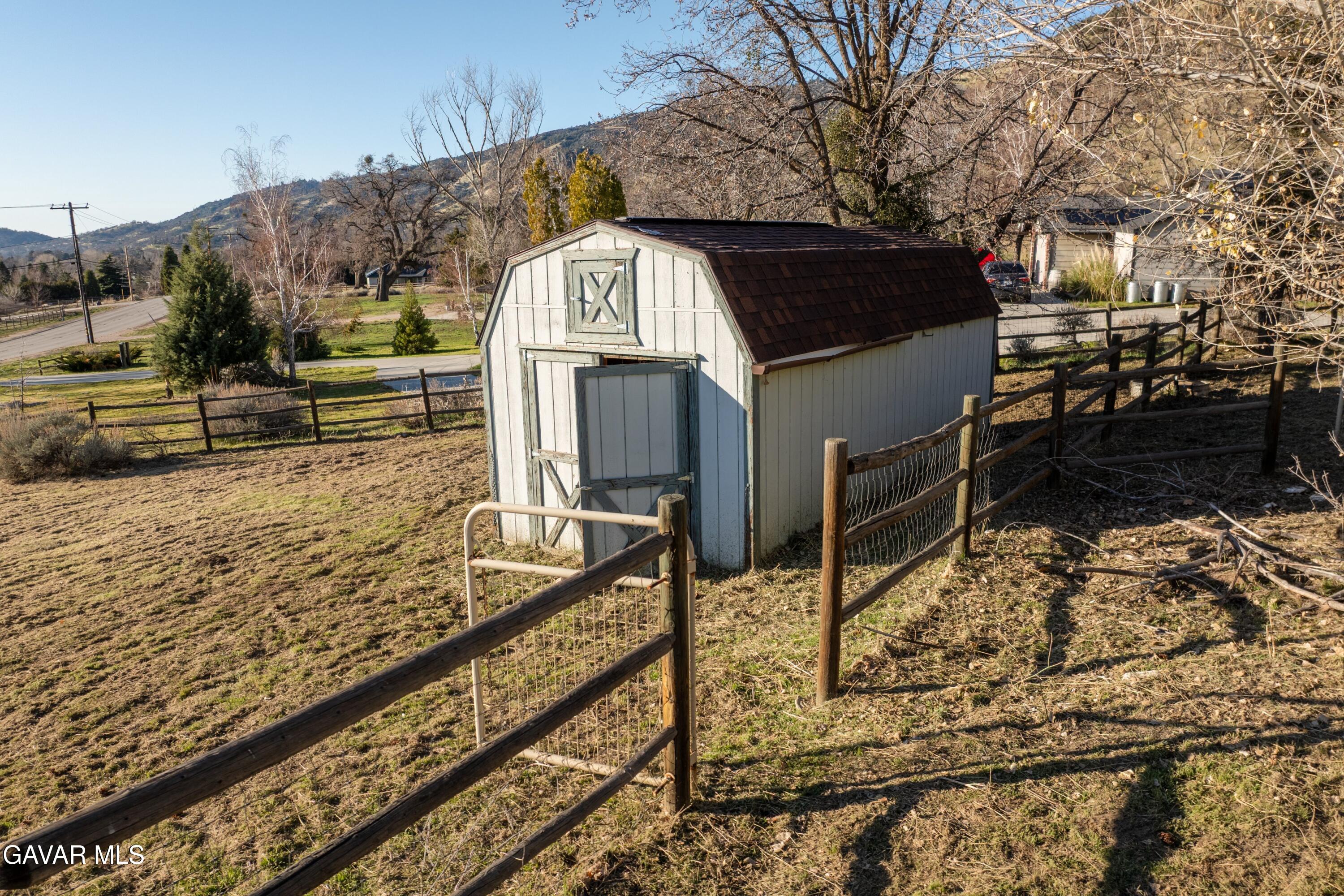 26181 Bear Valley Road Tehachapi, CA 93561 - Photo 35 of 38 a view of a yard