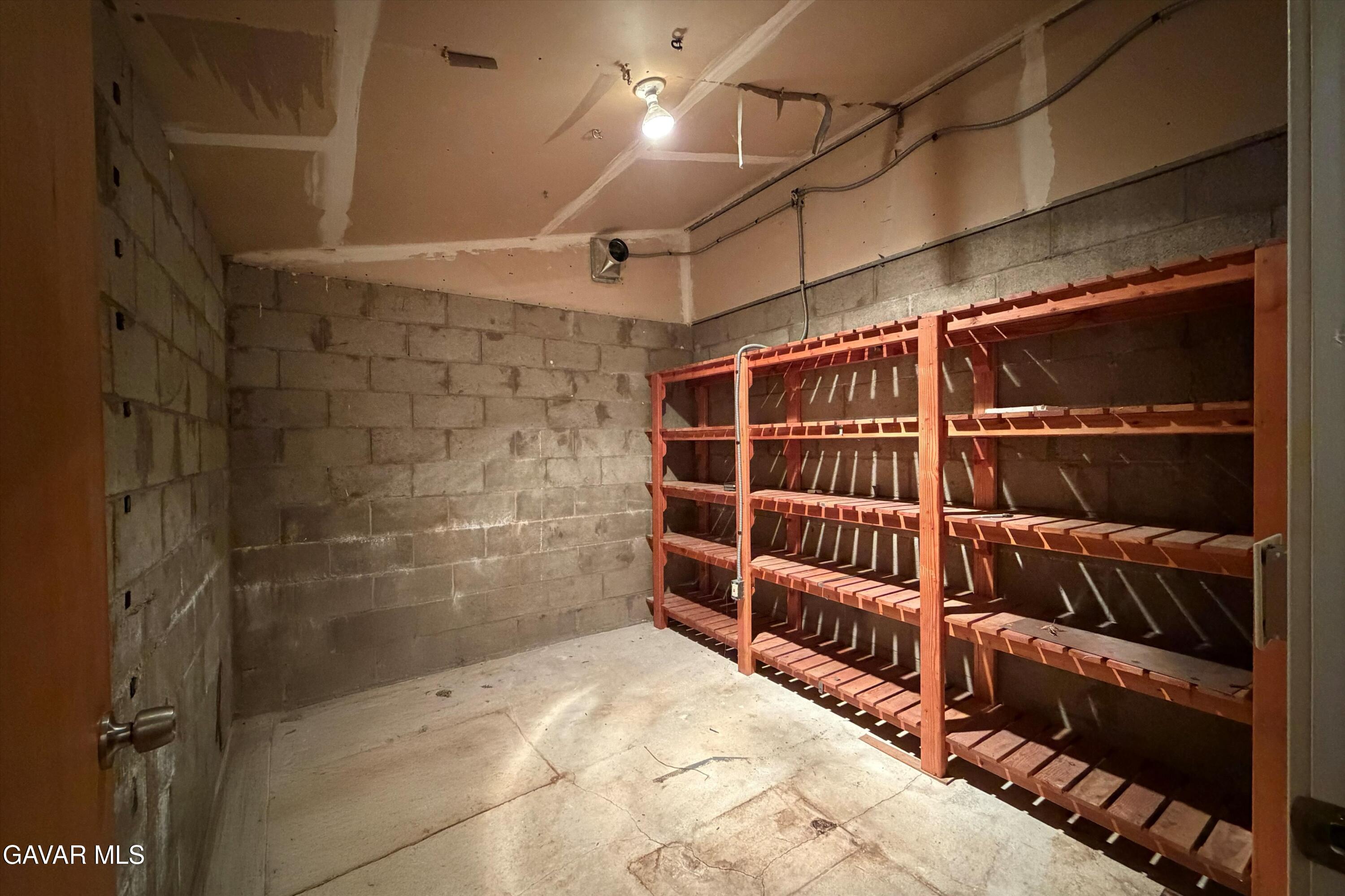 26181 Bear Valley Road Tehachapi, CA 93561 - Photo 37 of 38 a view of walk in closet
