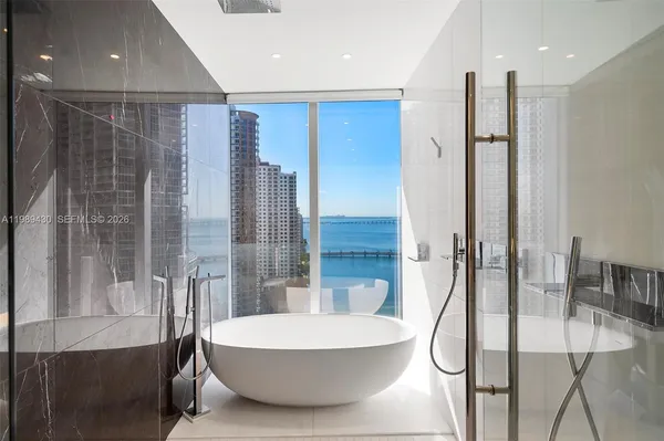 a view of entryway with shower