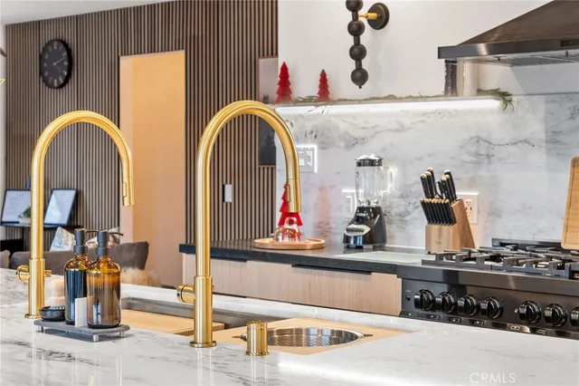 a view of livingroom with furniture