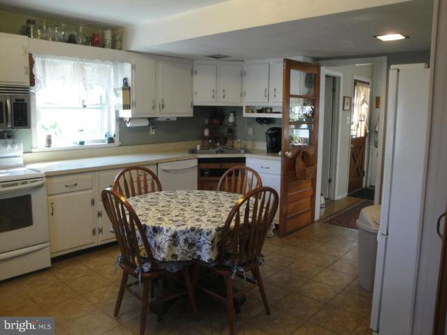 Eat-in kitchen