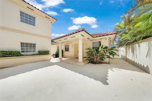 $2,400,000 | 19504 Southwest 135th Court, Miami, FL 33177